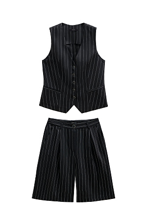 черный Льняной костюм в полоску из жилета и шорт. Классический жилет прямого кроя, с V-образным вырезом и застежкой на пуговицы. Короткие шорты с боковыми карманами и шлевками на поясе для ремня.Застежка на молнию и пуговицу. 