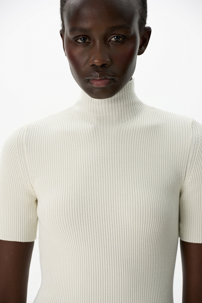 Трикотажное платье мини в рубчик