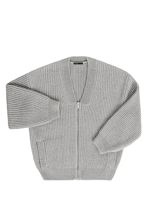 серый Трикотажный бомбер с боковыми карманами. Модель свободного силуэта со спущенной линией плеча и застежкой на молнию.