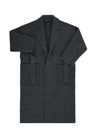 графит Трикотажное пальто на запах из смесовой шерсти с поясом в тон. Модель свободного силуэта со спущенной линией плеча и накладными карманами. Отложной воротник с прямоугольными лацканами. Изделие без подкладки. Дополнить образ можно шарфом и шапкой в тон.