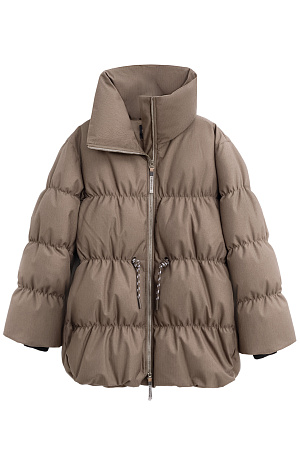 бежевый Стеганый объемный пуховик. Модель свободного силуэта, с воротником-стойкой, кулиской на талии и логотипом бренда на спине. Застежка на молнию. 