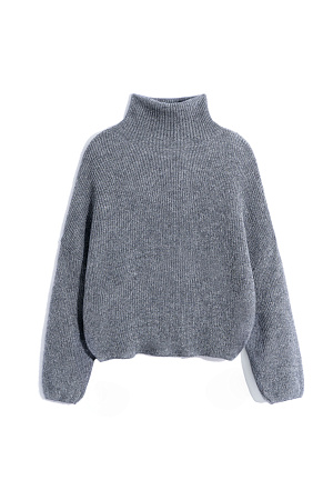 серый Трикотажный джемпер с люрексом. Укороченная модель свободного силуэта со спущенной линией плеча и вывязанным воротником.