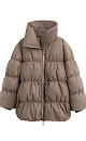Стеганый объемный пуховик. Модель свободного силуэта, с воротником-стойкой, кулиской на талии и логотипом бренда на спине. Застежка на молнию. 