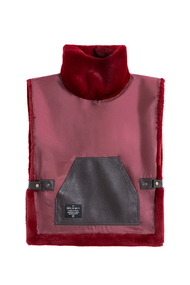 Жилет из экомеха с воротником-стойкой