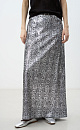 Юбка длины макси из текстурной ткани с анималистичным принтом, имитирующим чешую змеи. Изделие декорировано небольшими пайетками. Модель прямого силуэта. Застежка на молнию. На подкладке.