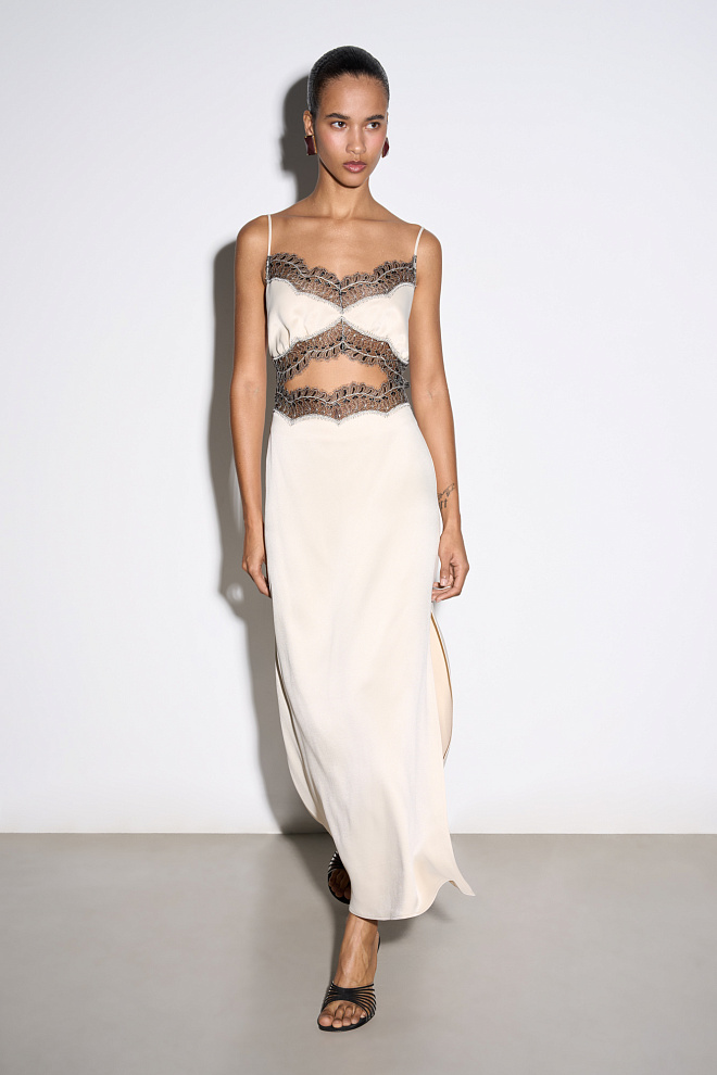 Атласное платье макси с кружевом