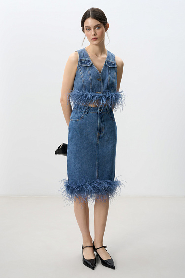 Джинсовая юбка миди с перьями