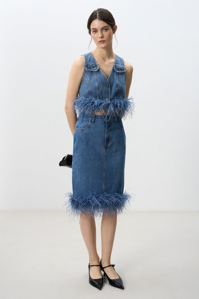 Джинсовая юбка миди с перьями