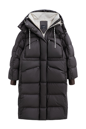 коричневый Объемный длинный пуховик. Модель с воротником-стойкой, капюшоном на кулиске и кнопках, большими нагрудными и боковыми карманами на молнии с клапанами и трикотажными манжетами в широкий рубчик. Застежка на молнию по всей длине под планкой на кнопках. Ворот изделия декорирован логотипом бренда.