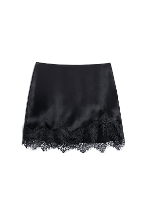черный Атласная юбка длины мини. Модель с асимметричным низом, декорированным кружевом. Застежка на потайную молнию.