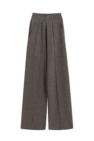 коричневый Трикотажные брюки в основе из шерсти мериноса. Модель свободного силуэта со стрелками, боковыми карманами и эластичным поясом. Дополнить образ можно комплектными жилетом и бомбером.