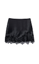 Атласная юбка длины мини. Модель с асимметричным низом, декорированным кружевом. Застежка на потайную молнию.