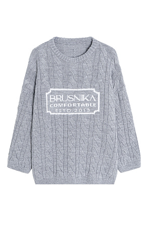 серый Трикотажный джемпер с объемными косами из мягкой шерсти. Модель свободного силуэта, со спущенной линией плеч и круглым вырезом. Изделие декорировано брендированным жаккардом на груди. Дополнить образ можно брюками и юбкой в том же стиле.