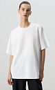 Футболка из хлопка с добавлением сорона. Модель прямого кроя, с круглым вырезом горловины и рукавом реглан. 