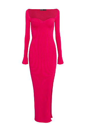 фуксия Трикотажное платье из вискозы длины миди. Модель приталенного силуэта, с длинным рукавом, глубоким вывязанным декольте с вытачками и разрезом сбоку.