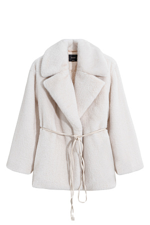 молочный Шуба из экомеха на синтепоне. Модель с широким отложным воротником, шлевками для пояса из экокожи и врезными карманами. Изделие выполнено на подкладке.