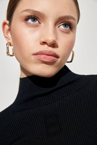 Водолазка из вискозы с акцентом на рукавах 