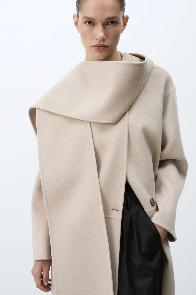 Шерстяное пальто с шарфом 