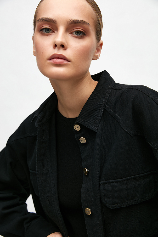 Джинсовая рубашка с застежкой на металлические пуговицы