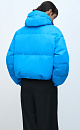 Короткий пуховик с воротником-стойкой и капюшоном на молнии. Модель свободного силуэта с боковыми карманами, спущенным плечом и брендированным ярлыком на груди. Застежка на потайную молнию и кнопки. Наполнитель натуральный пух 90% перо 10%.