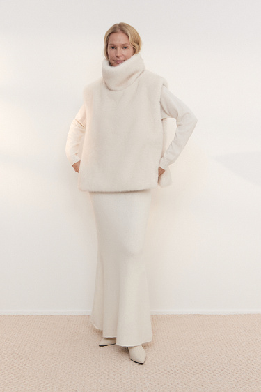 Жилет из экомеха с воротником-стойкой