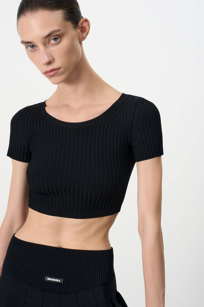 Короткий трикотажный топ в рубчик