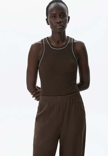 Трикотажный топ с контрастной строчкой