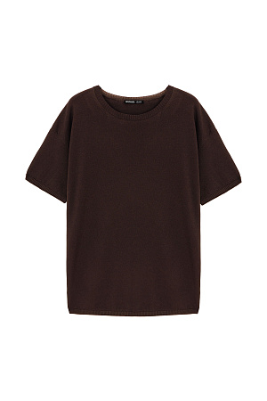 коричневый Трикотажная футболка из поливискозы. Модель свободного силуэта со спущенной линией плеча и круглым вырезом горловины. Манжеты рукавов, горловина и низ изделия выполнены в рубчик. 