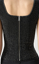 Короткий трикотажный корсет из вискозы с добавлением люрекса. Модель приталенного силуэта, с квадратным вырезом и широкими бретелями. Застежка на молнию сзади. 
