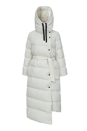 молочный Длинный стеганый пуховик с косой застежкой на кнопки. Модель с ассиметричным низом, боковыми карманами и капюшоном. В комплекте пояс в тон.