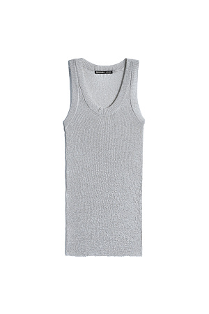 серебро Трикотажный топ из вискозы с люрексом. Модель с U-образным вырезом горловины и широкими бретелями.