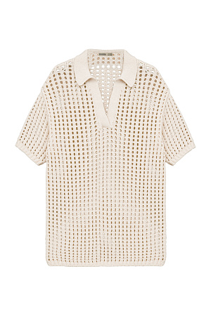 бежевый Трикотажная ажурная футболка из 100% хлопка. Модель со спущенным рукавом и воротником-поло. Дополнить образ можно шортами в таком же стиле.