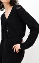 Трикотажный кардиган из хлопка с добавлением эластана. Модель укороченного кроя, с длинными вывязанными рукавами и застежкой на пуговицы.