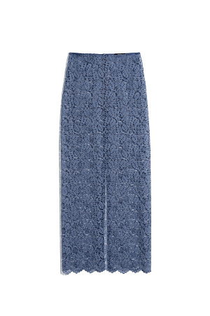 голубой Юбка длины миди, выполненная из хлопкового кружева. Модель прямого силуэта с разрезом сзади и застежкой на молнию. Изделие без подкладки. Дополнить образ можно рубашкой в таком же стиле. 