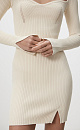 Трикотажное платье из вискозы длины мини. Модель приталенного силуэта с длинным рукавом и фигурным декольте.
