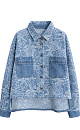 Принтованная джинсовая рубашка из 100% хлопка. Модель укороченного силуэта, с длинными рукавами с манжетами, классическим отложным оротником и двумя нагрудными карманами. Застежка на пуговицы. 