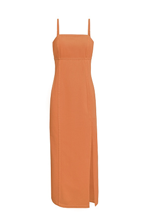 оранжевый Джинсовый сарафан из 100% хлопка с разрезом от бедра. Модель приталенного силуэта, на тонких регулируемых бретелях. С застежкой на молнию сзади. 