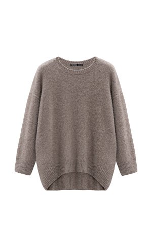 коричневый Трикотажный джемпер прямого силуэта. Содержание в пряже 70% натурального пуха лисы делает джемпер теплым и в тоже время очень легким. Модель со спущенным плечом, края изделия в рубчик.