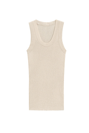 молочный Трикотажный полупрозрачный топ из 100% хлопка. Модель приталенного силуэта, с глубокой проймой и круглым вырезом горловины. Изделие выполнено в рубчик.
