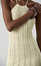 Трикотажное ажурное платье из хлопка. Модель приталенного силуэта, без рукавов, с открытой спиной и вырезом халтер на тонких завязках с бусинами.