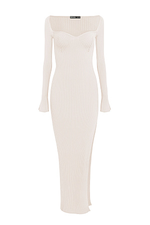 бежевый Трикотажное платье из вискозы длины миди. Модель приталенного силуэта, с длинным рукавом, глубоким вывязанным декольте с вытачками и разрезом сбоку.