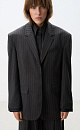 Однобортный жакет в полоску. Модель прямого кроя, с узкими лацканами, нагрудным карманом, боковыми карманами с клапанами и пуговицами на рукавах. Застежка на скрытые пуговицы под планкой. Изделие выполнено на подкладке.