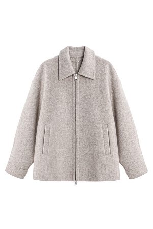 бежевый Куртка на молнии из мягкой шерстяной ткани с добавлением верблюжьей шерсти и шелка. Модель свободного кроя с отложным воротником, спущенной линией плеч и двумя боковыми карманами. Застежка на молнию. При пошиве этого изделия была использована технология double face, благодаря которой внутренняя сторона выглядит также аккуратно, как и внешняя.