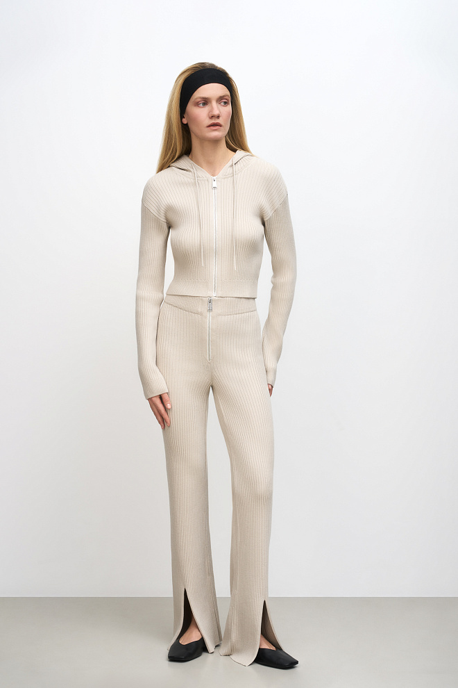 Трикотажный бомбер с капюшоном 