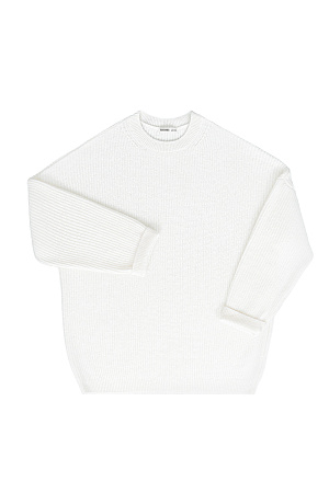 белый Трикотажный джемпер из смесовой шерсти. Модель свободного силуэта со спущенной линией плеча. Ворот, манжеты рукавов и низ изделия выполнены в рубчик.
