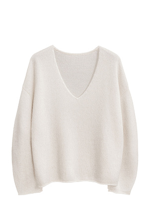 молочный Объемный трикотажный джемпер из пуха лисы. Модель с глубоким V-образным вырезом горловины, спущенной линией плеч, длинными широкими рукавами и валиками по низу. Дополнить образ можно юбкой.