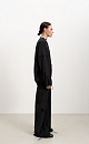 Oversize бомбер со спущенным плечом. Модель свободного кроя с боковыми карманами. Манжеты на эластичной резинке с фиксатором. Застежка на молнию. Дополнить образ можно водолазкой и брюками.