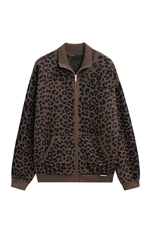 коричневый Трикотажный бомбер из вискозы с анималистичным принтом, имитирующим пятна леопарда. Модель свободного кроя, со спущенной линией плеч, воротником-стойкой и двумя боковыми карманами. Застежка на молнию. Края изделия выполнены в рубчик.