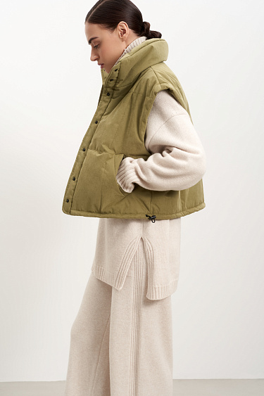 Жилет с воротником-стойкой