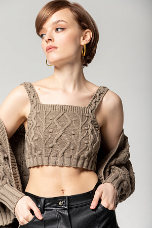 хаки Фактурный хлопковый кроп-топ на широких лямках сочетается как с брюками, так и с юбками.